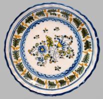 Talavera de la Reina pottery dísztál. Jelzett, minimális mázhibával, d: 26,5 cm