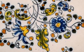 Talavera de la Reina pottery dísztál. Jelzett, minimális mázhibával, d: 26,5 cm