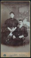 cca 1910 Elegáns pár portréja, kabinetfotó Nagy és Társa budapesti műterméből, 21x11 cm