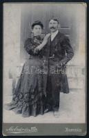 cca 1910 Házaspár portréja, kabinetfotó Molnár és Társa bonyhádi műterméből, szecessziós verzóval, kissé kopottas, 16x10 cm (Ritka!)
