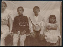 Vitéz csataji Csatay Lajos (született Tuczentaller) (1886-1944. október 16.) honvédelmi miniszter gyermekkori fotója testvéreivel. 7x5 cm Csatay többször is le akart mondani, de Horthynak mindig sikerült rábírnia a maradásra. Tisztségében egészen 1944. október 16-áig, Horthy kiugrási kísérletéig megmaradt, ekkor azonban a Gestapo letartóztatta. 1944. október 16-án Csatay a feleségével együtt öngyilkosságot követett el.