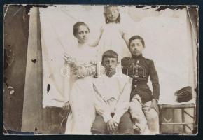 Vitéz csataji Csatay Lajos (született Tuczentaller) (1886-1944. október 16.) honvédelmi miniszter gyermekkori fotója testvéreivel. 7x5 cm Csatay többször is le akart mondani, de Horthynak mindig sikerült rábírnia a maradásra. Tisztségében egészen 1944. október 16-áig, Horthy kiugrási kísérletéig megmaradt, ekkor azonban a Gestapo letartóztatta. 1944. október 16-án Csatay a feleségével együtt öngyilkosságot követett el.