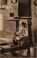 Szelistye, Salistea Sibiului, Saliste; Salisteanca la rasboiu / Selisterin am Webstuhl / erdélyi folklór, szövőszék. Emil Fischer, Jos. Drotleff / Transylvanian folklore, loom (fl)