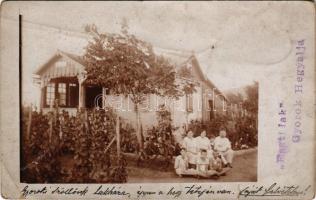 1915 Gyorok, Ghioroc; Eszti lak, családi kép a szőlőben / house, vineyard, family. photo (fa)