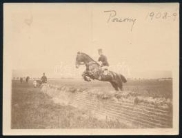 1908 Vitéz csataji Csatay Lajos (született Tuczentaller) (1886-1944. október 16.) honvédelmi miniszter fiatalkori katonai iskolás, lovat ugrató fotója feliratozva . Hajtásnyommal 12x9 cm Csatay vezérezredes, Kállai és Sztójay-kormányok honvédelmi minisztere, többször is le akart mondani, de Horthynak mindig sikerült rábírnia a maradásra. Tisztségében egészen 1944. október 16-áig, Horthy kiugrási kísérletéig megmaradt, ekkor azonban a Gestapo letartóztatta. 1944. október 16-án Csatay a feleségével együtt öngyilkosságot követett el.