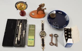 Vegyes bolha tétel: körző, óra,iparművész tárgy, pipakupak, stb