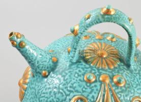 cca 1885 Zsolnay aszkosz. Korongozott és kézzel formált, plasztikus elemekkel díszített porcelánfaja...