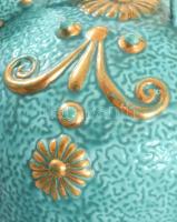 cca 1885 Zsolnay aszkosz. Korongozott és kézzel formált, plasztikus elemekkel díszített porcelánfaja...