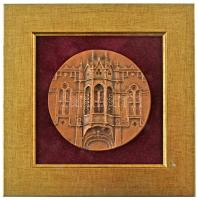 DN Gótikus templomot (Kolozsvári Szent Mihály templom?) ábrázoló, egyoldalas, öntött bronz plakett képkeretbe ragasztva (plakett: 97mm ; képkeret: 180x180mm) T:AU, karc a kereten