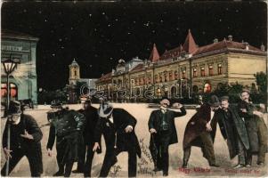 1905 Nagykikinda, Kikinda; Ferenc József tér éjjel, Nemzeti szálloda. Wolf Józsefné kiadása, humoros montázs részeg férfiakkal / square at night, hotel. Humorous montage with drunk men at night (EK)