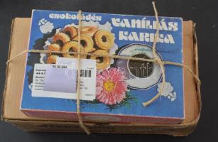 Kb. 750 db MODERN üdvözlőlap két dobozba rendezve: ünnepek, művészet, reklám, néhány dísztávirat, kö...