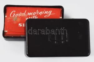 11 db borotvapenge (Arany Club Extra, Piramis, Figaro, stb.), műanyag tokban