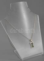 Ezüst (Ag) briós nyaklánc zöld-fehér köves medállal, jelzett, h: 53 cm, 2,8×1,3 cm, bruttó: 9,3 g