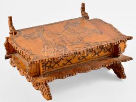 Lovas mintás fa díszdoboz, 18x13 cm