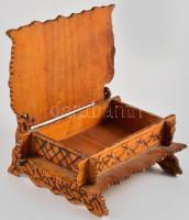 Lovas mintás fa díszdoboz, 18x13 cm