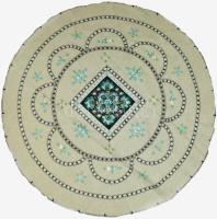 Kézzel hímzett asztalterítő, d: 140 cm