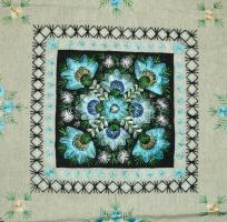 Kézzel hímzett asztalterítő, d: 140 cm