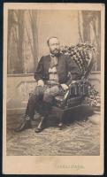 cca 1865 Előkelő úr portréja, vizitkártya Landau Alajos szegedi műterméből (,,Landau Alajos akad. festő és fényképiró üveg terme, Buza piacz, Dáni-Korda ház"), 10,5x6 cm