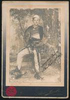 1913 Szkutari (Shkodra, Albánia), magyar férfi albán viseletben, puskával, kabinetfotó Michel Codelli fényképész műterméből, mindkét oldalon dedikációval, viseltes állapotban, 18x12,5 cm