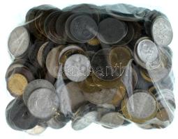 Vegyes, magyar és külföldi érmetétel mintegy ~1kg súlyban, közte egzotikus érmék T:vegyes Mixed, Hungarian and foreign coin lot, within exotic coins (~1kg) C:mixed