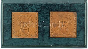 Lengyelország DN "Jadwiga Falkowska 1889-1944 / Jaga Csapat - Főcserkész, hm. RP - Egész életében a törvény és a cserkész ígéret ideáljai szerint élt" kétoldalas bronz emlékplakett (2x), eredeti osztott "CZU WAJ" dísztokban. Szign.: "EG" (Edward Gorol), (~61,5x61,5mm) C:AU Poland ND "Jadwiga Falkowska 1889-1944 / Drużyna Jaga - Wedrowniczka Naczelniczka, hm. RP - Idealy Prawa i Przyrzeczenia Harcerskiego Realizowala Przez Cale Swoje Zycie" (Jaga Team - Chief Scout, hm. RP - She lived by the Scout Law and Promise throughout her entire life) two-sided bronze commemorative plaque (2x) in original decorative "CZU WAJ" case. Sign.: "EG" (Edward Gorol), (~61,5x61,5mm) C:AU