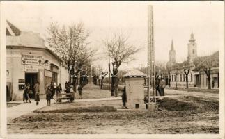 1943 Zsablya, Zsabja, Zabalj; utcakép Bernhard Lipót vas és vegyeskereskedése és saját kiadása / street view with shop (EK)
