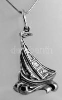 Ezüst (Ag) kígyó nyaklánc vitorlás medállal, jelzett, h: 49 cm, 2,6×1,5 cm, nettó: 3 g
