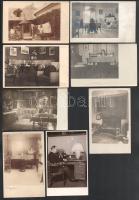 8 db RÉGI fotós képeslap: polgári lakások szoba belsői, udvar kerekes kúttal / 8 pre-1945 photo postcards: apartments interior, courtyard