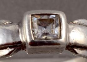 Ezüst (Ag) szoliterköves gyűrű, jelzett, méret: 55, bruttó: 6,5 g