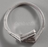 Ezüst (Ag) markazitos gyűrű, jelzett, méret: 60, bruttó: 4 g