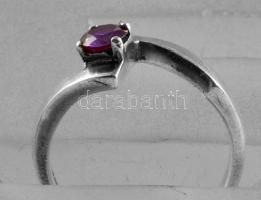 Ezüst (Ag) lilaköves gyűrű, jelzett, méret: 52, bruttó: 3 g