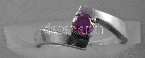 Ezüst (Ag) lilaköves gyűrű, jelzett, méret: 52, bruttó: 3 g