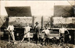 1932 Bicske (?), vasútállomás, munkások lapátokkal, MÁV vagonok. Zsolnin István photo + "SZENTGOTTHÁRD - BUDAPEST 53 D" vasúti mozgóposta bélyegző (r)