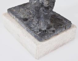 Feloldatlan jelzéssel: Cipekedők. Ónbronz, márvány talapzaton, m: 36 cm /// KIZÁRÓLAG SZEMÉLYES ÁTVÉ...