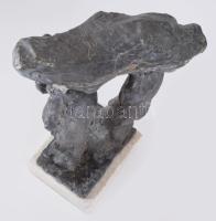 Feloldatlan jelzéssel: Cipekedők. Ónbronz, márvány talapzaton, m: 36 cm /// KIZÁRÓLAG SZEMÉLYES ÁTVÉ...