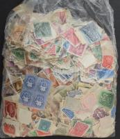 0,25 kg magyar 1950 előtti áztatott bélyeg, zacskóban