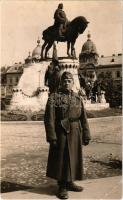 Kolozsvár, Cluj; szakaszvezető katona a Mátyás király szobornál / soldier by the King Matthias statue. photo (vágott / cut)