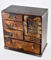 Ékszerszerkrény. Antik keleti, buddhista motívumokkal, közötte svastikával díszített. Lakkozott fa, réz. Sérülésekkel . 29x27 cm