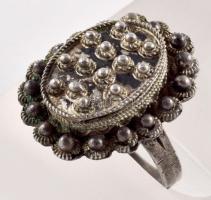 Ezüst (Ag) gyűrű filigrán díszítéssel, jelzés nélkül, m: 56, nettó 6,9g