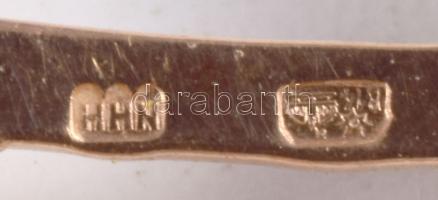 cca 1955 14K Arany (Au) fülbevaló pár, ezüst (Ag) foglalatos markazit berakással, jelzett, bruttó 3g