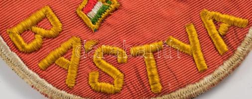 cca 1951-1953 Bástya SE felvarró, d: 10,5 cm

Bástya SE: Az Államvédelmi Hatóság (ÁVH) sportegyesü...