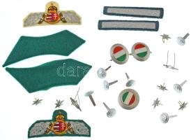 25db-os Vám- és Pénzügyőr szerelék és tartozékok tétel, benne: paroli (2x) + állományjelző (6x), sapkajelvények, gombok, stb. T:AU,XF, egyik parolin a ragasztó elenged