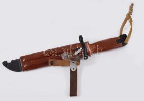 AK-47 bajonett, bakelit/fém markolattal és hüvellyel, h: 27 cm