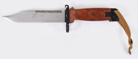 AK-47 bajonett, bakelit/fém markolattal és hüvellyel, h: 27 cm