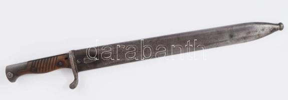 I. világháborús német M98/05 bajonett, jelzett a pengén (Deutsche Maschinenfabrik A.-G. Duisburg), egyik élén fűrésszerűen recézett pengével, fém hüvellyel (a hüvelyen Waffenfabrik Mauser A.G. Oberndorf jelzéssel), korának megfelelő állapotban, h: 50 cm // WWI German M98/05 bayonet with scabbard