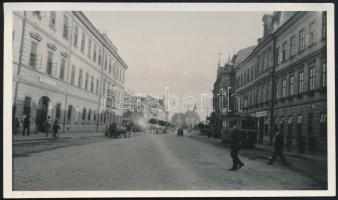 1932 Kassa, fő utca, villamos, hátoldalon feliratozott fotó, 6,5×11 cm
