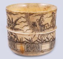 Elefántcsont ecsetmosó. cca 18-19.sz, Kína, faragott elefántcsont, kis sérüléssel, d: 5,5 cm, m: 5,5...