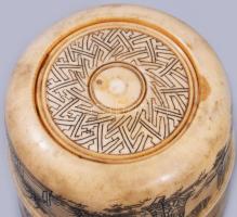 Elefántcsont ecsetmosó. cca 18-19.sz, Kína, faragott elefántcsont, kis sérüléssel, d: 5,5 cm, m: 5,5...