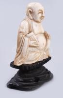 cca 1900-1920 Elefántcsont Buddha szobor, fa talapzaton, alján régi aukciós címkével, teljes m: 7 cm...