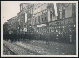 1938 Kassa, bevonulás, Boros Gyula, Weltner és Kroó Izidor üzletei, fotó, 6,5×8,5 cm